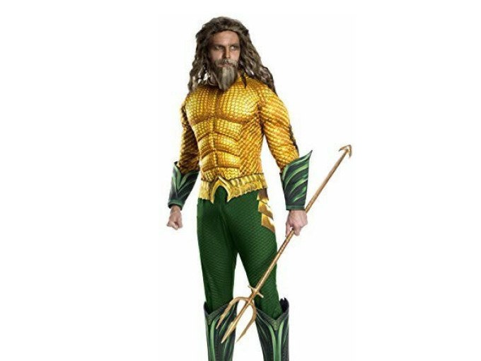 Person in an Aquaman costume with golden armor and green leg dress, holding a trident., &copy; Cool-Tours StattReisen