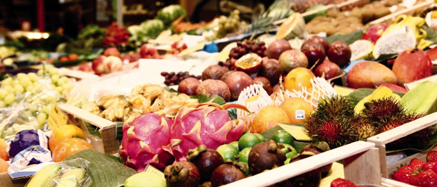 Ein Marktstand in der Stuttgarter Markthalle mit einer Vielfalt an exotischen Früchten wie Drachenfrucht, Mangostan und Rambutan., © Stuttgart-Marketing GmbH Ein Marktstand in der Stuttgarter Markthalle mit einer Vielfalt an exotischen Früchten wie Drachenfrucht, Mangostan und Rambutan., © Stuttgart-Marketing GmbH