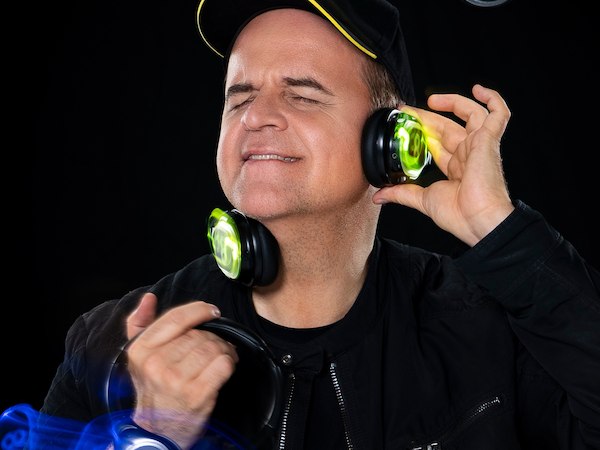 Ein Mann mit geschlossenen Augen trägt leuchtende Kopfhörer und genießt die Musik. Mehrere Kopfhörer schweben um ihn herum., © Rosenau Kultur e.V. Ein Mann mit geschlossenen Augen trägt leuchtende Kopfhörer und genießt die Musik. Mehrere Kopfhörer schweben um ihn herum., © Rosenau Kultur e.V.