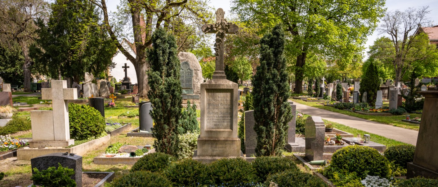 Der Uff-Kirchhof mit Grabsteinen, Kreuzmonumenten und gepflegten Gräbern unter alten Bäumen., © Peter Jagusch/Landeshauptstadt Stuttgart Der Uff-Kirchhof mit Grabsteinen, Kreuzmonumenten und gepflegten Gräbern unter alten Bäumen., © Peter Jagusch/Landeshauptstadt Stuttgart