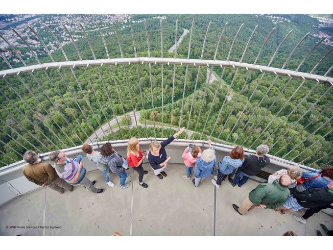 Group of people on a tower platform with a view of a green, wooded landscape., &copy; SWR Media Services GmbH / Fernsehturm Stuttgart