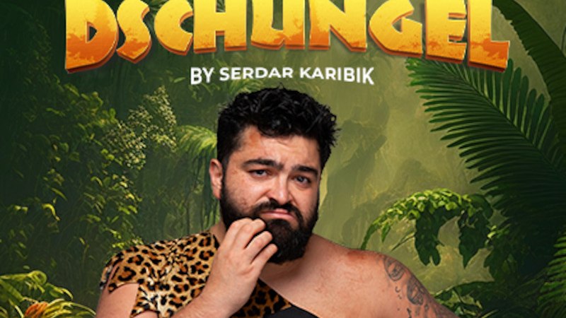 Mann in Leopardenkostüm vor Dschungelhintergrund, Titel 'Mein Dschungel by Serdar Karibik' darüber., © Renitenztheater Stuttgart e.V. Mann in Leopardenkostüm vor Dschungelhintergrund, Titel 'Mein Dschungel by Serdar Karibik' darüber., © Renitenztheater Stuttgart e.V.