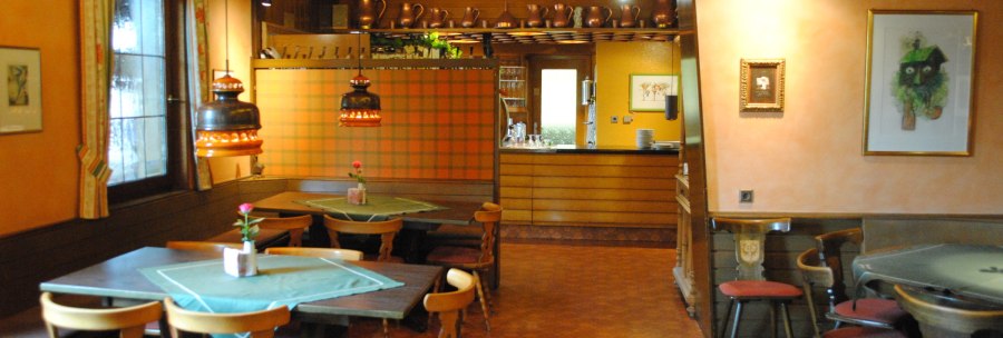 Cozy wine bar with wooden furniture, tablecloths and copper decorations. Warm lighting and pictures on the walls create an inviting atmosphere., &copy; Weinstube J&auml;gerhof
