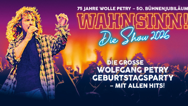 Ein Sänger performt auf der Bühne vor einem begeisterten Publikum. Das Plakat bewirbt die Show 'WAHNSINN! Die Show 2026' zu Wolfgang Petrys Jubiläum., © links im Bild Ein Sänger performt auf der Bühne vor einem begeisterten Publikum. Das Plakat bewirbt die Show 'WAHNSINN! Die Show 2026' zu Wolfgang Petrys Jubiläum., © links im Bild