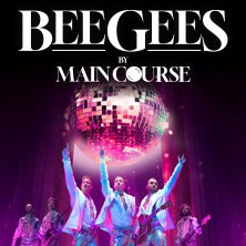 Plakat der Bee Gees Tribute Show 'Maincourse' mit Bandmitgliedern in weißen Anzügen und einer großen Discokugel im Hintergrund., © links im Bild Plakat der Bee Gees Tribute Show 'Maincourse' mit Bandmitgliedern in weißen Anzügen und einer großen Discokugel im Hintergrund., © links im Bild