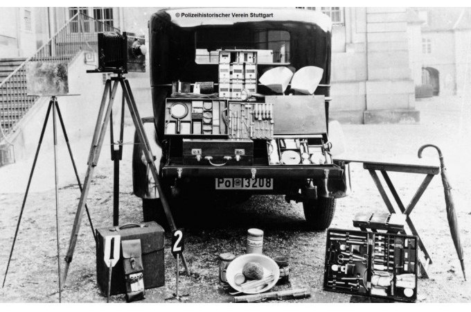 Historisches Polizeifahrzeug mit Ermittlungswerkzeugen und Kameras im Kofferraum, vor einem Gebäude. © Polizeihistorischer Verein Stuttgart., © Polizeihistorischer Verein Stuttgart Historisches Polizeifahrzeug mit Ermittlungswerkzeugen und Kameras im Kofferraum, vor einem Gebäude. © Polizeihistorischer Verein Stuttgart., © Polizeihistorischer Verein Stuttgart