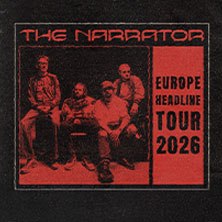 Rotes Poster mit vier Personen, die sitzen. Text: "The Narrator Europe Headline Tour 2026". Schwarz-rotes Design., &copy; links im Bild