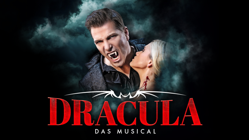 Ein Vampir beißt eine Frau am Hals vor einem düsteren Hintergrund. Der Titel 'Dracula - Das Musical' ist prominent platziert., © links im Bild Ein Vampir beißt eine Frau am Hals vor einem düsteren Hintergrund. Der Titel 'Dracula - Das Musical' ist prominent platziert., © links im Bild