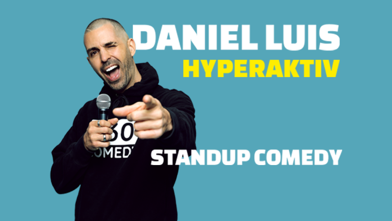 Ein Mann mit Mikrofon und schwarzem Hoodie zeigt auf den Betrachter. Daneben steht der Text 'Daniel Luis Hyperaktiv Standup Comedy'., &copy; links im Bild
