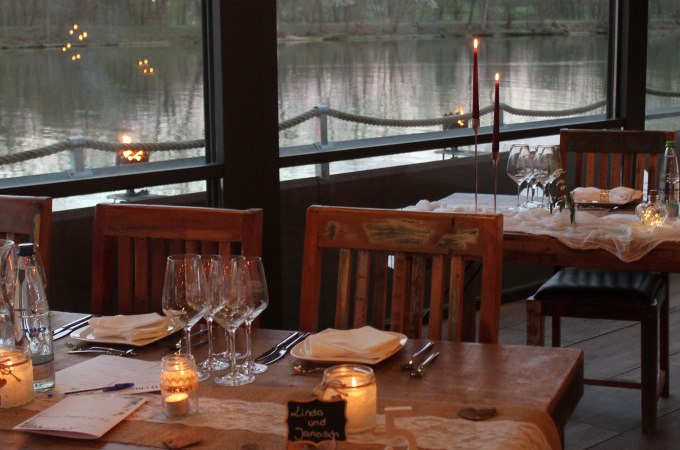 Ein romantisch gedeckter Tisch in einem Restaurant mit Kerzenlicht und Blick auf einen See. Der Tisch ist f&uuml;r ein Blind-Date Dinner vorbereitet., &copy; Cool-Tours StattReisen