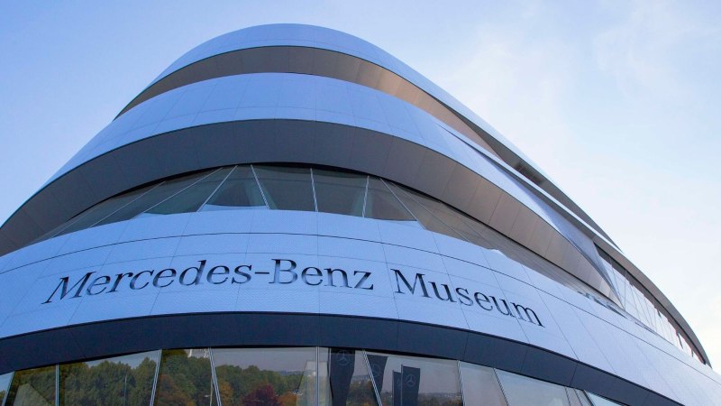 Das Mercedes-Benz Museum zeigt seine moderne Architektur mit geschwungenen Linien und Glasfassaden unter einem blauen Himmel., © Stuttgart-Marketing GmbH Achim Mende Das Mercedes-Benz Museum zeigt seine moderne Architektur mit geschwungenen Linien und Glasfassaden unter einem blauen Himmel., © Stuttgart-Marketing GmbH Achim Mende