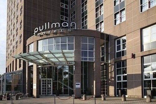 Eingang des Pullman Stuttgart Fontana Hotels mit Glasvordach und moderner Fassade., © Pullman Stuttgart Fontana