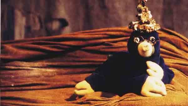 Ein kleiner Maulwurf mit Brille und einem Haufen auf dem Kopf liegt auf einem braunen Tuch. Szene aus einem Kinderbuch., © FITZ Das Theater animierter Formen Ein kleiner Maulwurf mit Brille und einem Haufen auf dem Kopf liegt auf einem braunen Tuch. Szene aus einem Kinderbuch., © FITZ Das Theater animierter Formen