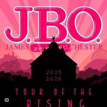 Poster der J.B.O. Tour 'Tour Of The Rising Fun' 2025-2026 mit pinkem Himmel und Gebäudesilhouette., © links im Bild Poster der J.B.O. Tour 'Tour Of The Rising Fun' 2025-2026 mit pinkem Himmel und Gebäudesilhouette., © links im Bild