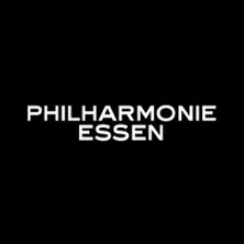 Wei&szlig;er Text 'PHILHARMONIE ESSEN' auf schwarzem Hintergrund., &copy; links im Bild