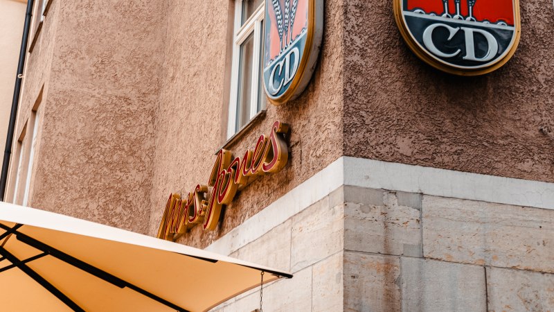 Gebäudefassade mit 'Mrs. Jones'-Schriftzug und Wappen 'CD' über einem Straßenschild 'Geißstr.'., © SMG Stuttgart Marketing GmbH - Sarah Schmid Gebäudefassade mit 'Mrs. Jones'-Schriftzug und Wappen 'CD' über einem Straßenschild 'Geißstr.'., © SMG Stuttgart Marketing GmbH - Sarah Schmid