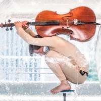 Eine Person sitzt in einer durchsichtigen Kugel und hält ein Cello. Die Szene wirkt künstlerisch und ungewöhnlich., © FREDERIK LAUX PHOTOGRAPHY Eine Person sitzt in einer durchsichtigen Kugel und hält ein Cello. Die Szene wirkt künstlerisch und ungewöhnlich., © FREDERIK LAUX PHOTOGRAPHY