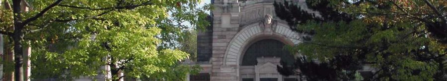 Ein historisches Krematoriumsgeb&auml;ude mit markanter Architektur, umgeben von gr&uuml;nen B&auml;umen und einem gepflasterten Weg im Vordergrund., &copy; SMG