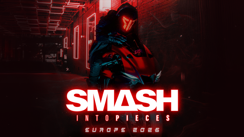 Ein futuristischer Motorradfahrer mit leuchtendem Helm f&auml;hrt durch eine neonbeleuchtete Gasse. Der Schriftzug 'Smash Into Pieces Europe 2026' ist im Vordergrund., &copy; links im Bild