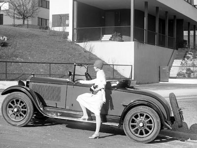 Mercedes-Benz Typ 838 PS Stuttgart 200 with driver in front of the Le-Corbusier-Haus Stuttgart, © Daimler AG