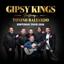 Die Gipsy Kings mit Tonino Baliardo posieren f&uuml;r die Historia Tour 2026. Die Mitglieder tragen elegante Kleidung und halten Gitarren., &copy; links im Bild