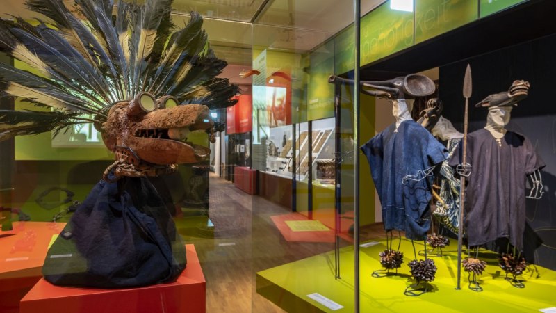 Eine Ausstellung mit afrikanischen Masken und Figuren in einem Museum. Die Exponate sind bunt und kunstvoll gestaltet., © Linden-Museum Stuttgart, Foto Dominik Drasdow Eine Ausstellung mit afrikanischen Masken und Figuren in einem Museum. Die Exponate sind bunt und kunstvoll gestaltet., © Linden-Museum Stuttgart, Foto Dominik Drasdow