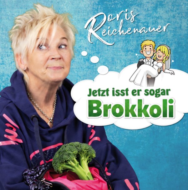 Eine Frau mit Brokkoli in der Hand blickt zur Seite. Eine Sprechblase zeigt ein Cartoon-Paar und den Text 'Jetzt isst er sogar Brokkoli'., © Doris Reichenauer Comedian - Kabarettistin - Schauspielerin Eine Frau mit Brokkoli in der Hand blickt zur Seite. Eine Sprechblase zeigt ein Cartoon-Paar und den Text 'Jetzt isst er sogar Brokkoli'., © Doris Reichenauer Comedian - Kabarettistin - Schauspielerin
