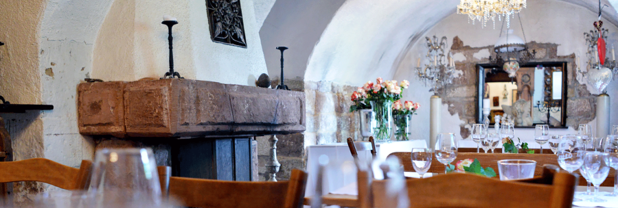 Eleganter Gastraum mit gewölbter Decke, Kamin, Kronleuchter und gedeckten Tischen. Blumenarrangements und Spiegel im Hintergrund., © FreCla Gastronomiebetriebe GmbH Eleganter Gastraum mit gewölbter Decke, Kamin, Kronleuchter und gedeckten Tischen. Blumenarrangements und Spiegel im Hintergrund., © FreCla Gastronomiebetriebe GmbH