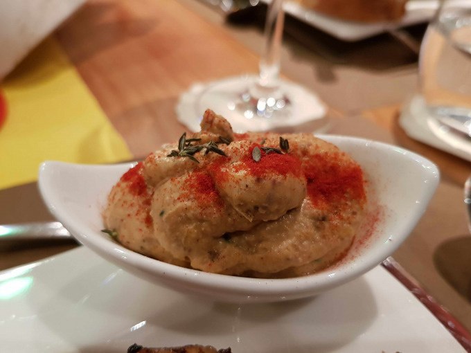 Small bowl of creamy food, sprinkled with paprika powder and herbs, on a laid table in a cooking class., © Kultweine-Kochwelten-Kunstücke - Kochschule Sonja Lenz Small bowl of creamy food, sprinkled with paprika powder and herbs, on a laid table in a cooking class., © Kultweine-Kochwelten-Kunstücke - Kochschule Sonja Lenz