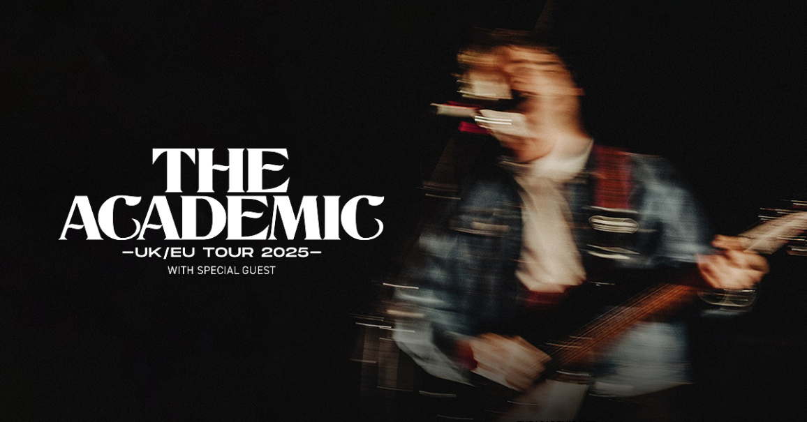Ein verschwommenes Bild eines Musikers mit Gitarre, begleitet von dem Text 'The Academic UK/EU Tour 2025'., &copy; links im Bild