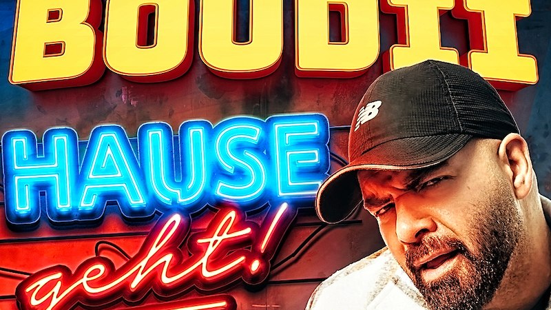 Poster für Abdel Boudii's neue Show 'Hause geht!' in leuchtenden Farben. Der Künstler trägt eine Mütze und schaut direkt in die Kamera., © Theaterhaus Stuttgart e.V. Poster für Abdel Boudii's neue Show 'Hause geht!' in leuchtenden Farben. Der Künstler trägt eine Mütze und schaut direkt in die Kamera., © Theaterhaus Stuttgart e.V.