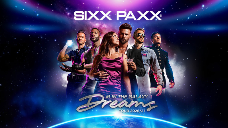 Sechs Personen in futuristischen Outfits posieren vor einem galaktischen Hintergrund f&uuml;r die SIXX PAXX Dreams Tour 2026/27., &copy; links im Bild