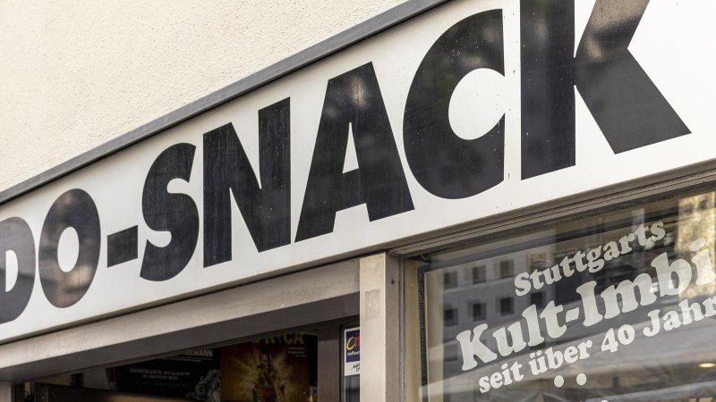 Schild mit der Aufschrift 'UDO-SNACK', darunter 'Stuttgarts Kult-Imbiss seit &uuml;ber 40 Jahren'. Au&szlig;enansicht eines Imbissladens., &copy; SMG, Sarah Schmid