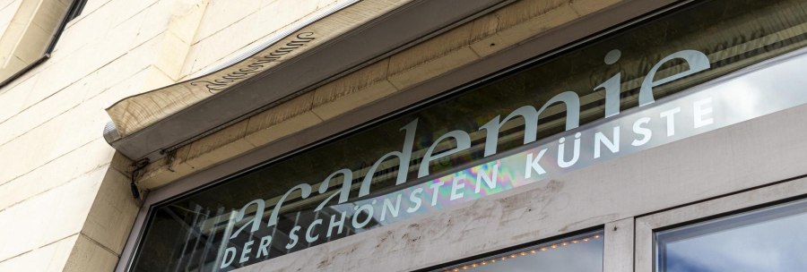 Close-up of the entrance to the Academy of Fine Arts with lettering on a glass front., © SMG, Sarah Schmid Close-up of the entrance to the Academy of Fine Arts with lettering on a glass front., © SMG, Sarah Schmid