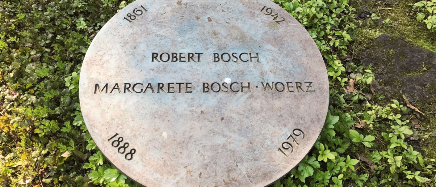 Runde Grabplatte auf Waldfriedhof mit den Namen Robert Bosch und Margarete Bosch-Woerz, umgeben von Pflanzen., © Stuttgart-Marketing GmbH