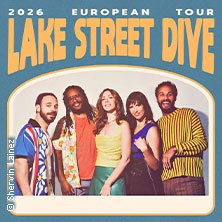 Plakat der Band Lake Street Dive f&uuml;r die Europatour 2026. F&uuml;nf Bandmitglieder posieren in bunter Kleidung vor einem hellen Hintergrund., &copy; links im Bild