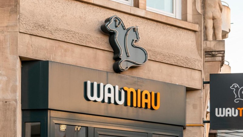 Fassade eines Geschäfts mit dem Logo und Schriftzug 'WauMiau'. Ein Hund und eine Katze sind als Silhouette dargestellt., © Stuttgart-Marketing GmbH, Sarah Schmid Fassade eines Geschäfts mit dem Logo und Schriftzug 'WauMiau'. Ein Hund und eine Katze sind als Silhouette dargestellt., © Stuttgart-Marketing GmbH, Sarah Schmid