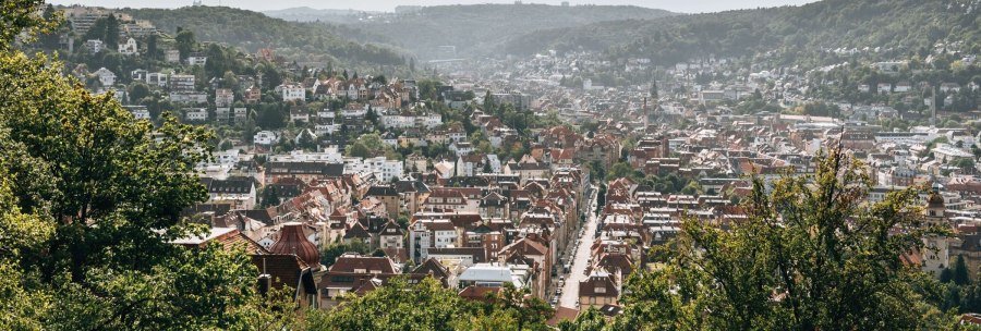 Panoramic view of Stuttgart from Wei&szlig;enburgpark, with densely built-up houses and green hills in the background., &copy; Stuttgart-Marketing GmbH Romeo Felsenreich