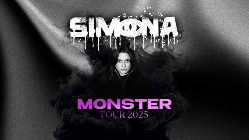 Poster der Simona Monster Tour 2025 mit einem Porträt einer Frau vor einem dunklen, rauchigen Hintergrund. Der Schriftzug 'SIMONA' und 'MONSTER TOUR 2025' sind prominent platziert., © links im Bild Poster der Simona Monster Tour 2025 mit einem Porträt einer Frau vor einem dunklen, rauchigen Hintergrund. Der Schriftzug 'SIMONA' und 'MONSTER TOUR 2025' sind prominent platziert., © links im Bild