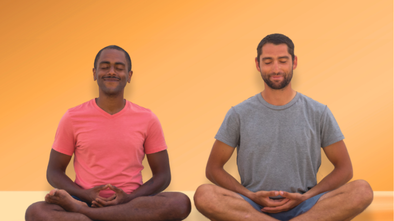 Zwei Männer meditieren im Schneidersitz vor einem orangefarbenen Hintergrund. Beide haben die Augen geschlossen und wirken entspannt., © Kadampa Internet NKT Zwei Männer meditieren im Schneidersitz vor einem orangefarbenen Hintergrund. Beide haben die Augen geschlossen und wirken entspannt., © Kadampa Internet NKT