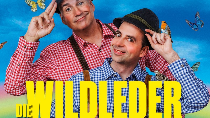 Zwei Männer in karierten Hemden und Hüten posieren fröhlich vor einem blauen Himmel mit Schmetterlingen und Vögeln. Text: 'Kunz & Brosius Comedy-Show'., © Theaterhaus Stuttgart e.V. Zwei Männer in karierten Hemden und Hüten posieren fröhlich vor einem blauen Himmel mit Schmetterlingen und Vögeln. Text: 'Kunz & Brosius Comedy-Show'., © Theaterhaus Stuttgart e.V.