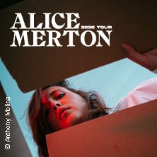 Frau blickt durch eine Karton&ouml;ffnung, dar&uuml;ber der Text 'Alice Merton 2023 Tour'. Dramatische Beleuchtung., &copy; links im Bild