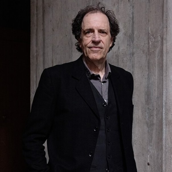 Ein Mann in dunkler Kleidung steht vor einer Betonwand und blickt in die Kamera., &copy; Renitenztheater Stuttgart e.V.