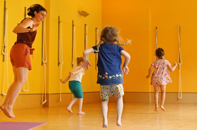 Kinder und eine Erwachsene tanzen fröhlich in einem gelben Raum. Die Kinder tragen bunte Kleidung und springen in die Luft., © Landesmuseum Württemberg Kinder und eine Erwachsene tanzen fröhlich in einem gelben Raum. Die Kinder tragen bunte Kleidung und springen in die Luft., © Landesmuseum Württemberg
