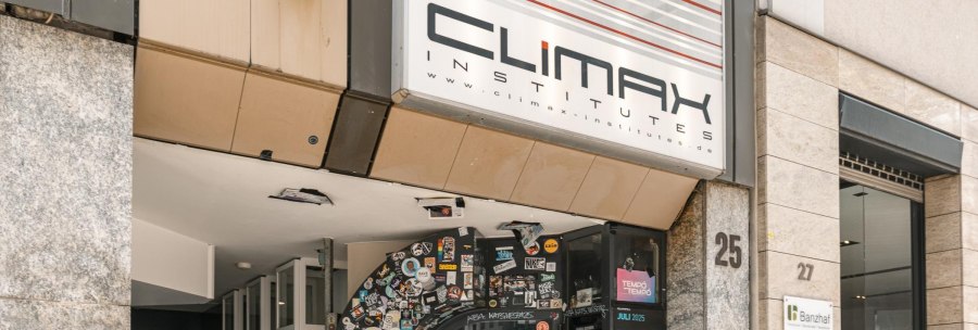 Eingang des Climax Institutes mit vielen Aufklebern und einem Schild mit der Aufschrift 'House & Techno'., &copy; Stuttgart Marketing GmbH, Sarah Schmid