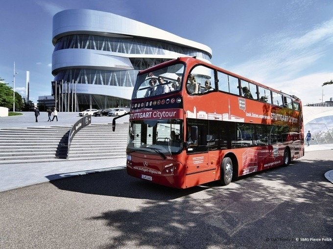 Roter Doppeldeckerbus der Stuttgart Citytour vor dem modernen Mercedes-Benz Museum., &copy; SMG, Pierre Polak