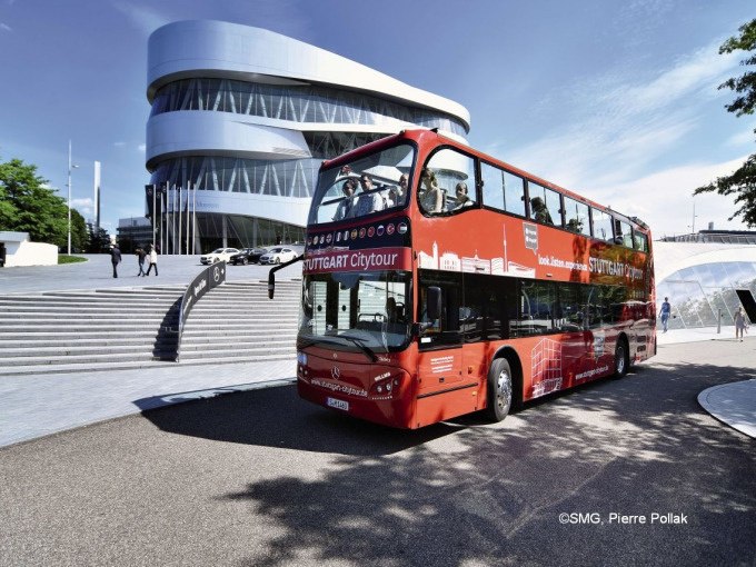 Roter Doppeldeckerbus der Stuttgart Citytour vor dem modernen Mercedes-Benz Museum., © SMG, Pierre Polak Roter Doppeldeckerbus der Stuttgart Citytour vor dem modernen Mercedes-Benz Museum., © SMG, Pierre Polak
