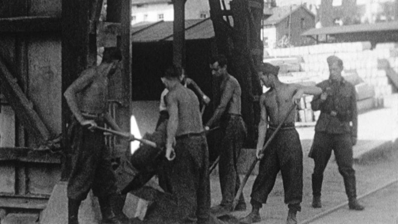 Kriegsgefangene des Gaisburglagers arbeiten für das Tiefbauamt, © StAS 9510 Kriegschronik, Film 24/2 Kriegsgefangene des Gaisburglagers arbeiten für das Tiefbauamt, © StAS 9510 Kriegschronik, Film 24/2
