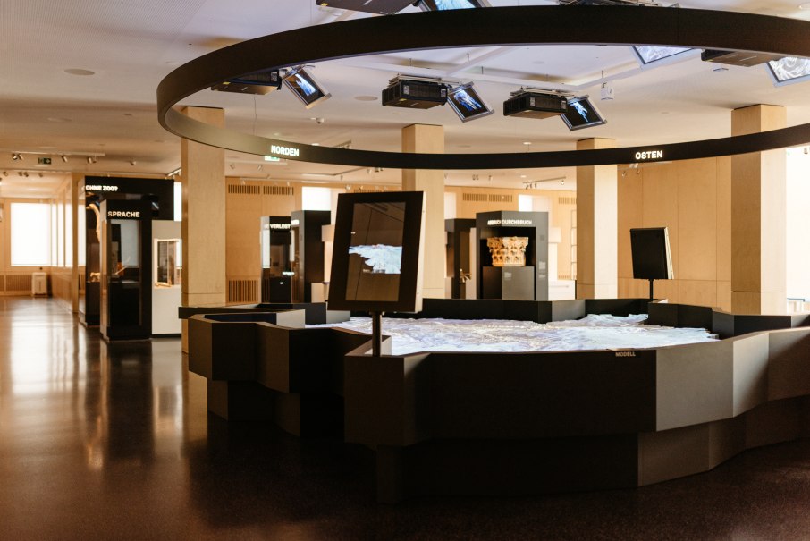 Innenansicht der Ausstellung im StadtPalais mit interaktiven Displays und thematischen Bereichen wie Norden, Osten und Sprache., &copy; Julia Sang Nguyen