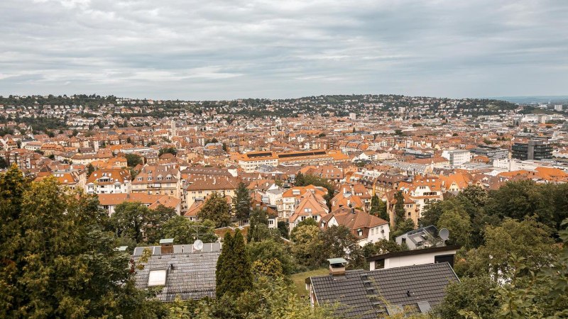 Panoramablick auf Stuttgart von der Hasenbergsteige aus. Die Stadt erstreckt sich mit roten Dächern und grünen Hügeln im Hintergrund., © Stuttgart-Marketing GmbH, Sarah Schmid Panoramablick auf Stuttgart von der Hasenbergsteige aus. Die Stadt erstreckt sich mit roten Dächern und grünen Hügeln im Hintergrund., © Stuttgart-Marketing GmbH, Sarah Schmid